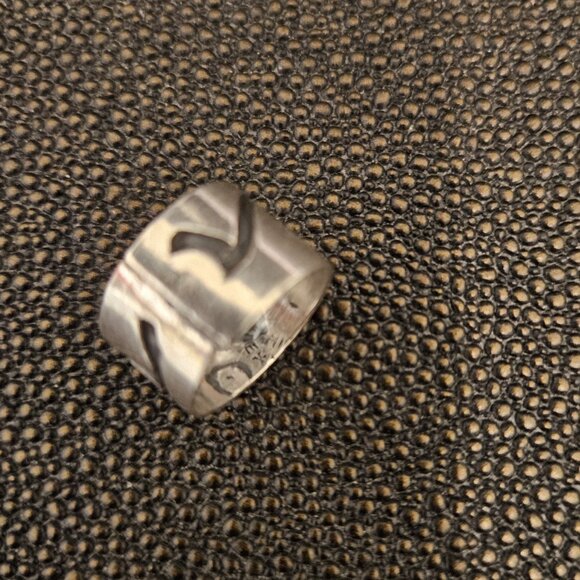 NEW STERLING SILVER BAND RING ENGRAVED WITH BLACK OCEAN WAVE LINES -WOMEN SIZE 4 - Picture 10 of 11